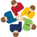 П'ятеро людей стоять у колі тримають руки в центрі - символ групових програм, спільноти та підтримки.