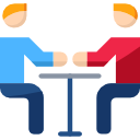 П'ятеро людей стоять у колі тримають руки в центрі - символ групових програм, спільноти та підтримки.